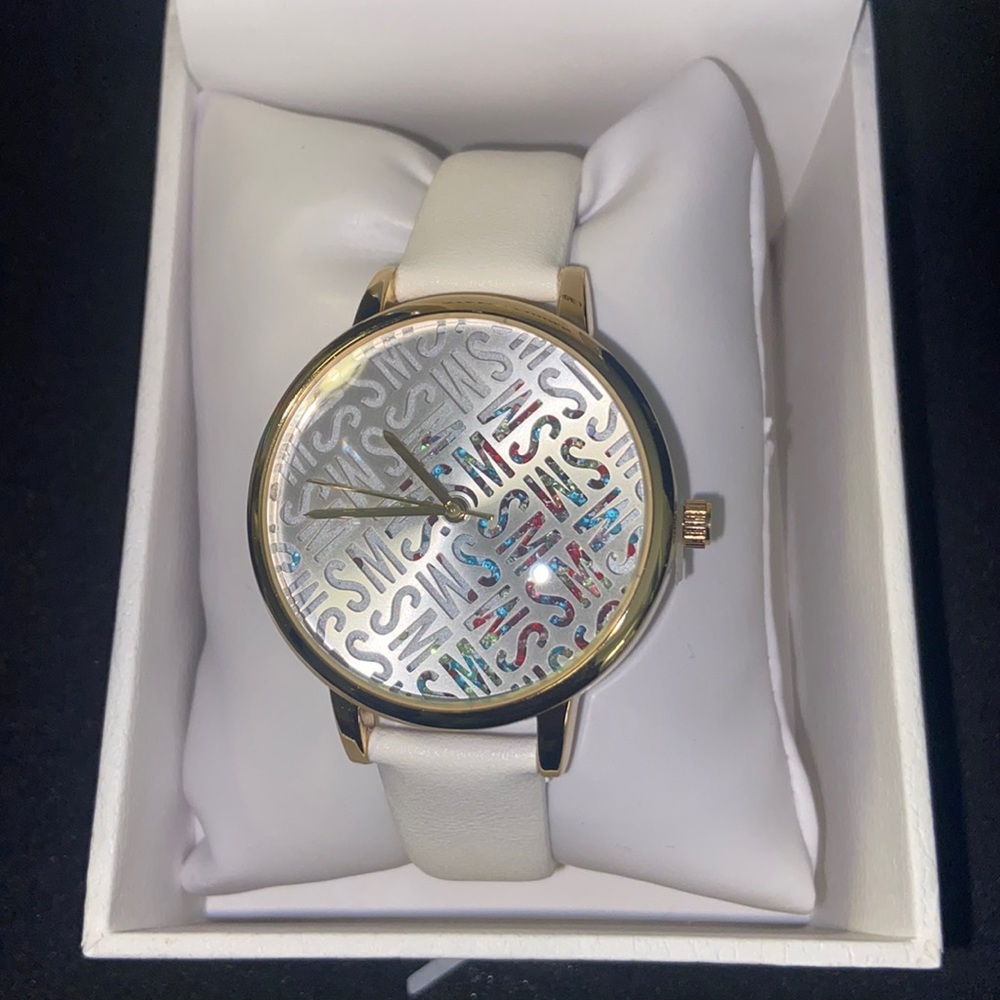 Steven Madden NIB white silicone band watch. Adjustable band
